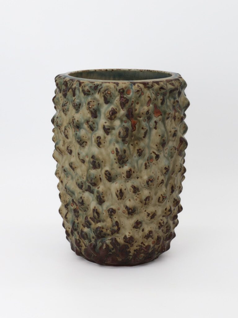 Vase af stentøj stentøj modelleret i knoppet stil og dekoreret med sung glasur.