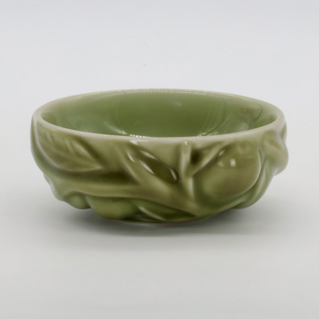 Skål modelleret i spirrende stil dekoreret med celadon glasur.