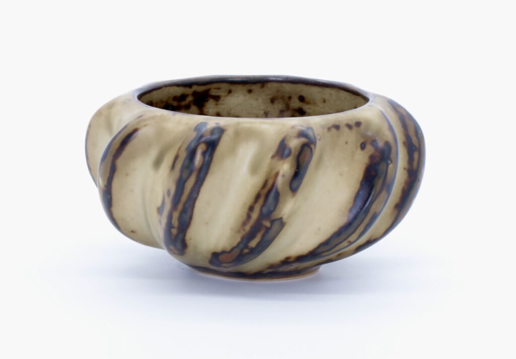 Skål af stentøj modelleret i spirende stil dekoreret med Sung glasur.