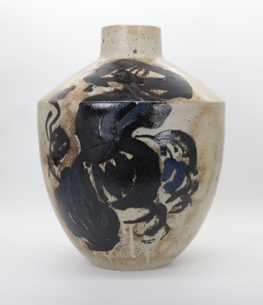 Stor unika vase af stentøj dekoreret i brunt, blåt og hvidt.