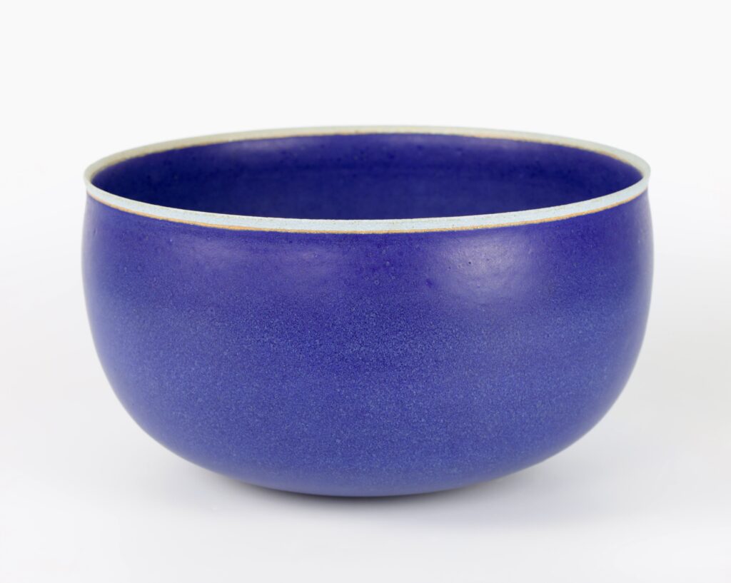 Skål dekoreret med lapis lazuli glasur.