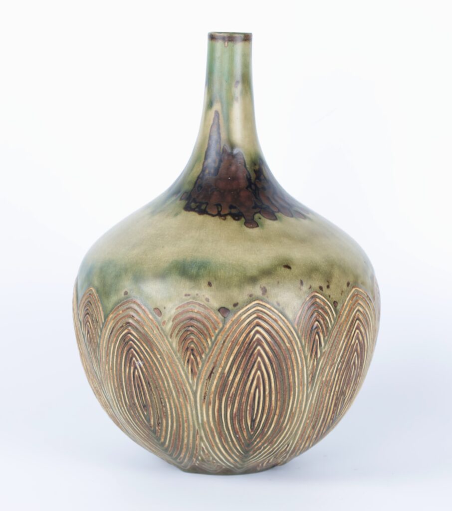 Vase modelleret i riflet stil.